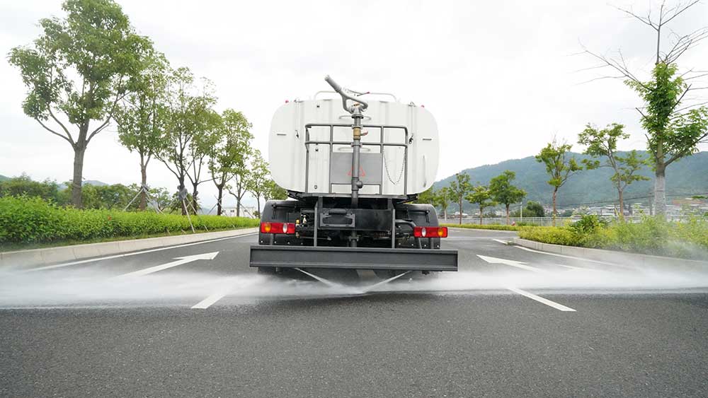 Understanding the Mechanics Behind Pressure Cleaning Trucks