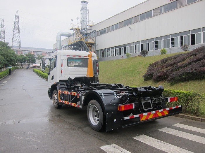 Camion à crochet : Efficacité et flexibilité dans la gestion des déchets