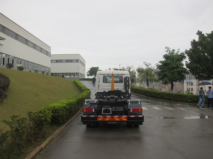 Camion à crochet : Efficacité et flexibilité dans la gestion des déchets